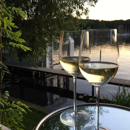 Marina Hausboote Und Seelodge 보트호텔 *