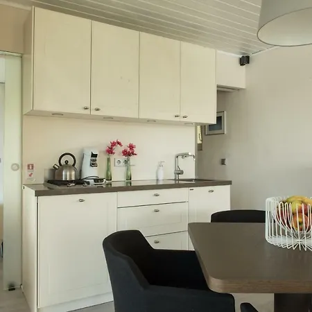 Marina Hausboote Und Seelodge 보트호텔 *