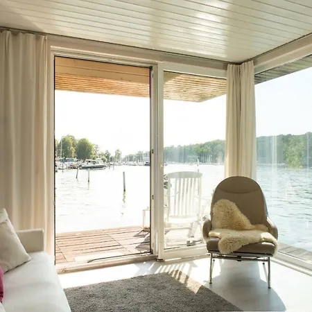 Marina Hausboote Und Seelodge 보트호텔 *