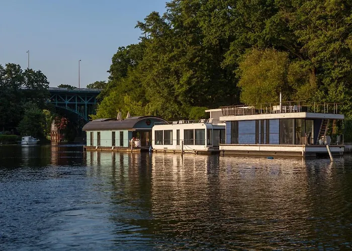 Marina Hausboote Und Seelodge Tekne *