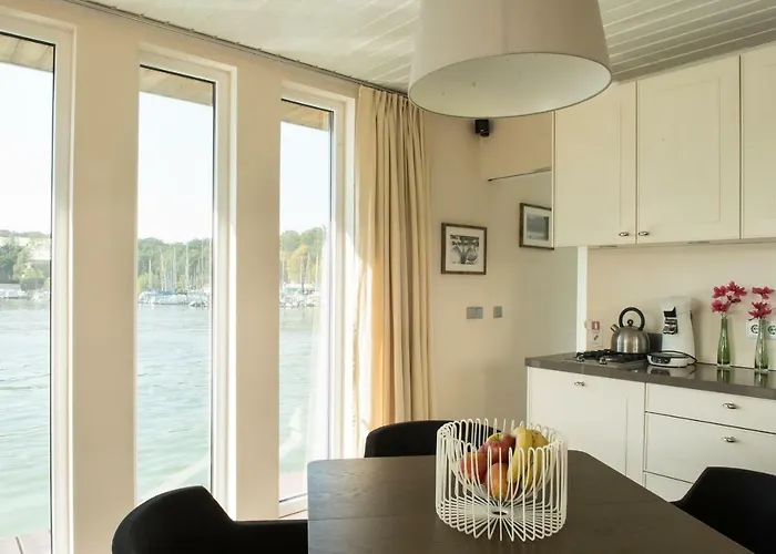 Marina Hausboote Und Seelodge Tekne *