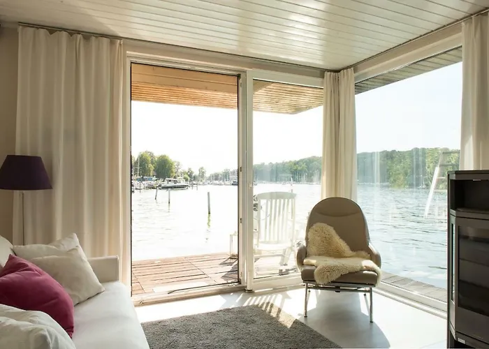 Marina Hausboote Und Seelodge Tekne *